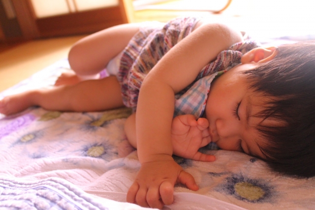 畳の上に寝る赤ちゃん